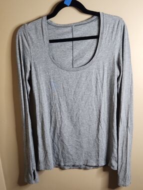 Lululemon Circadian Long Sleeve VNeck Tee Heathered in Medium Grey. Size 6 Est.